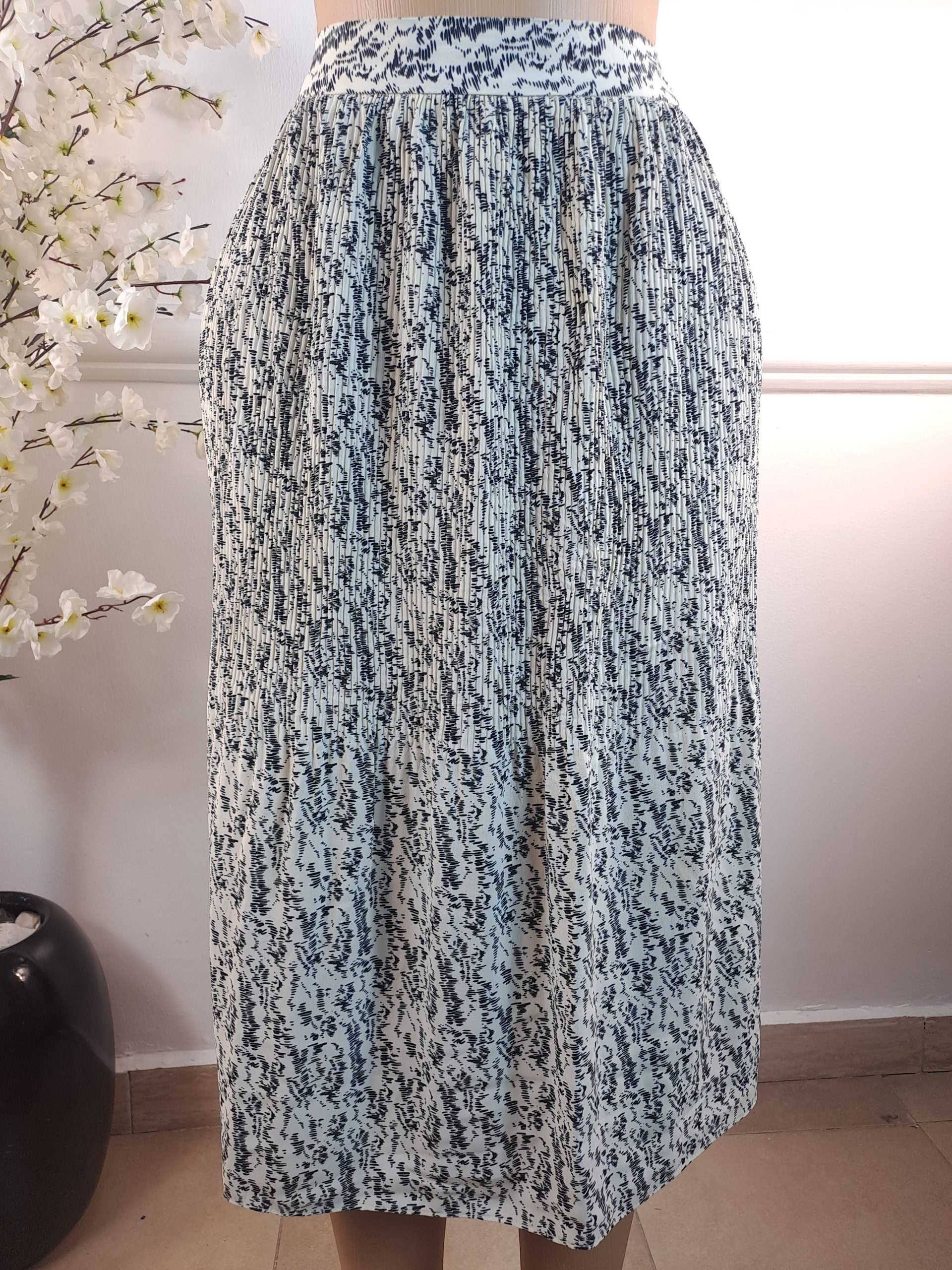 SKIRT UK 12, L-27 INCHES image 0