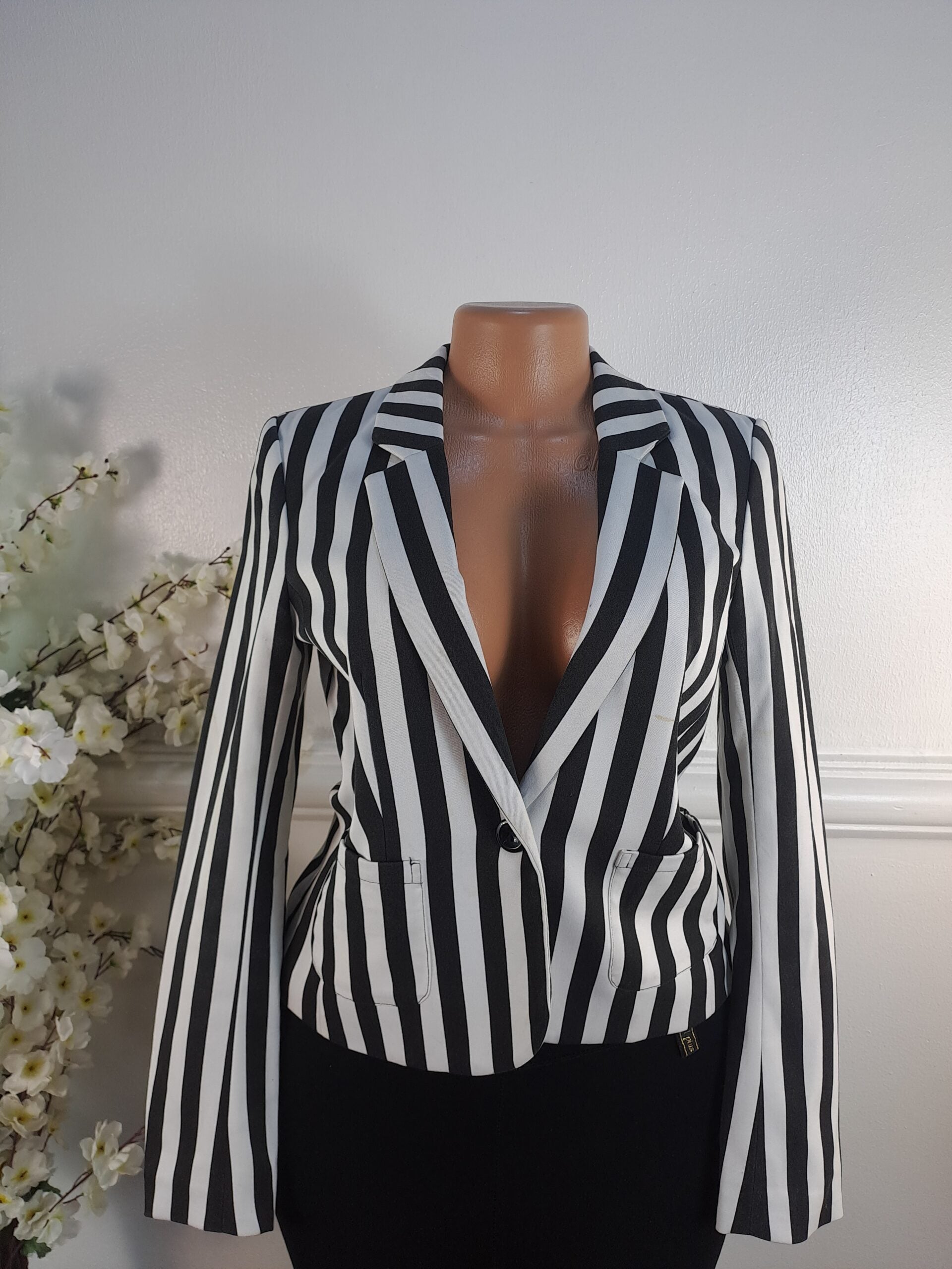 BLAZER UK SIZE 6 [LENGHT 21 INCHES, BLACK &amp; WHITE] image 0