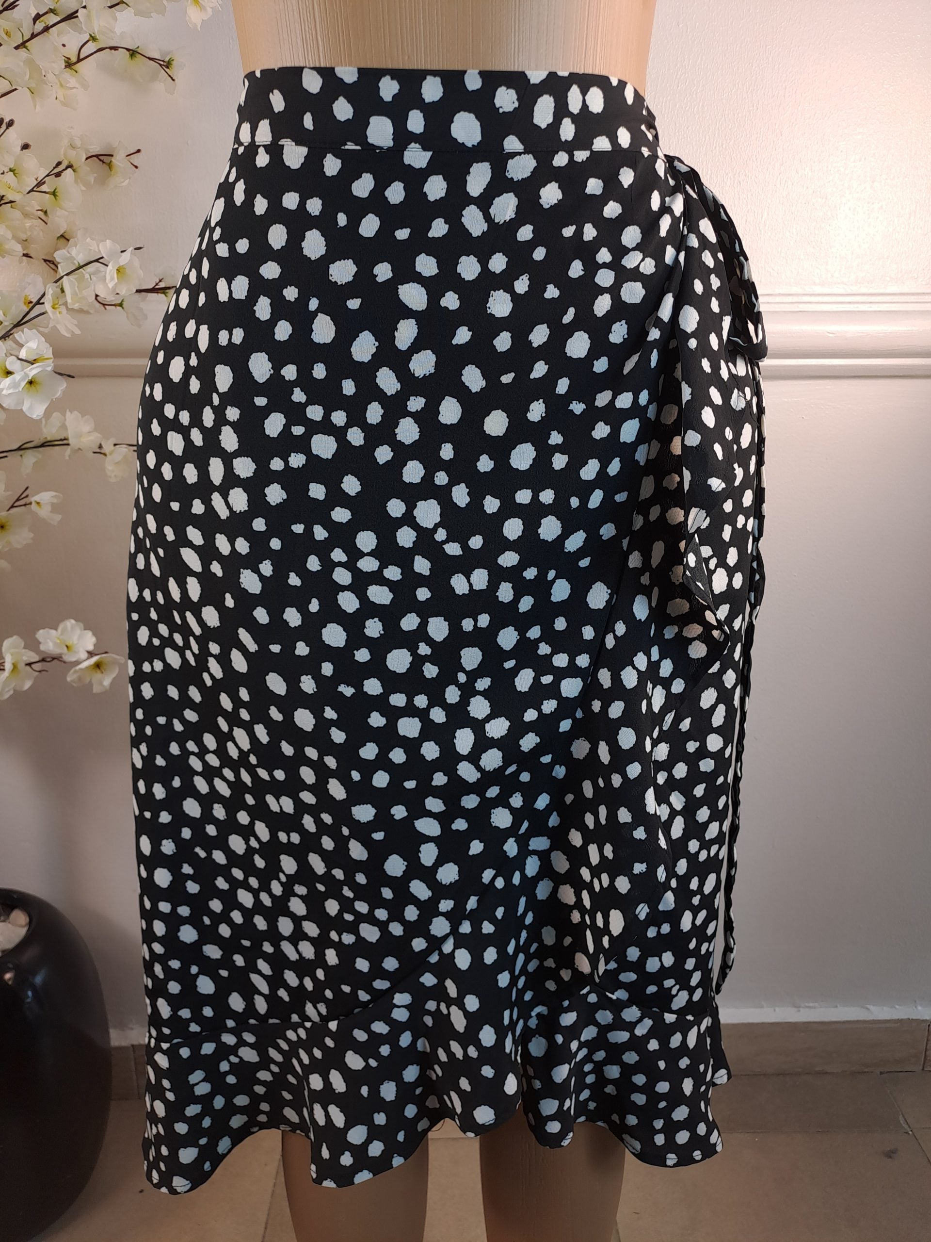 SKIRT UK 8, L-29 INCHES image 0