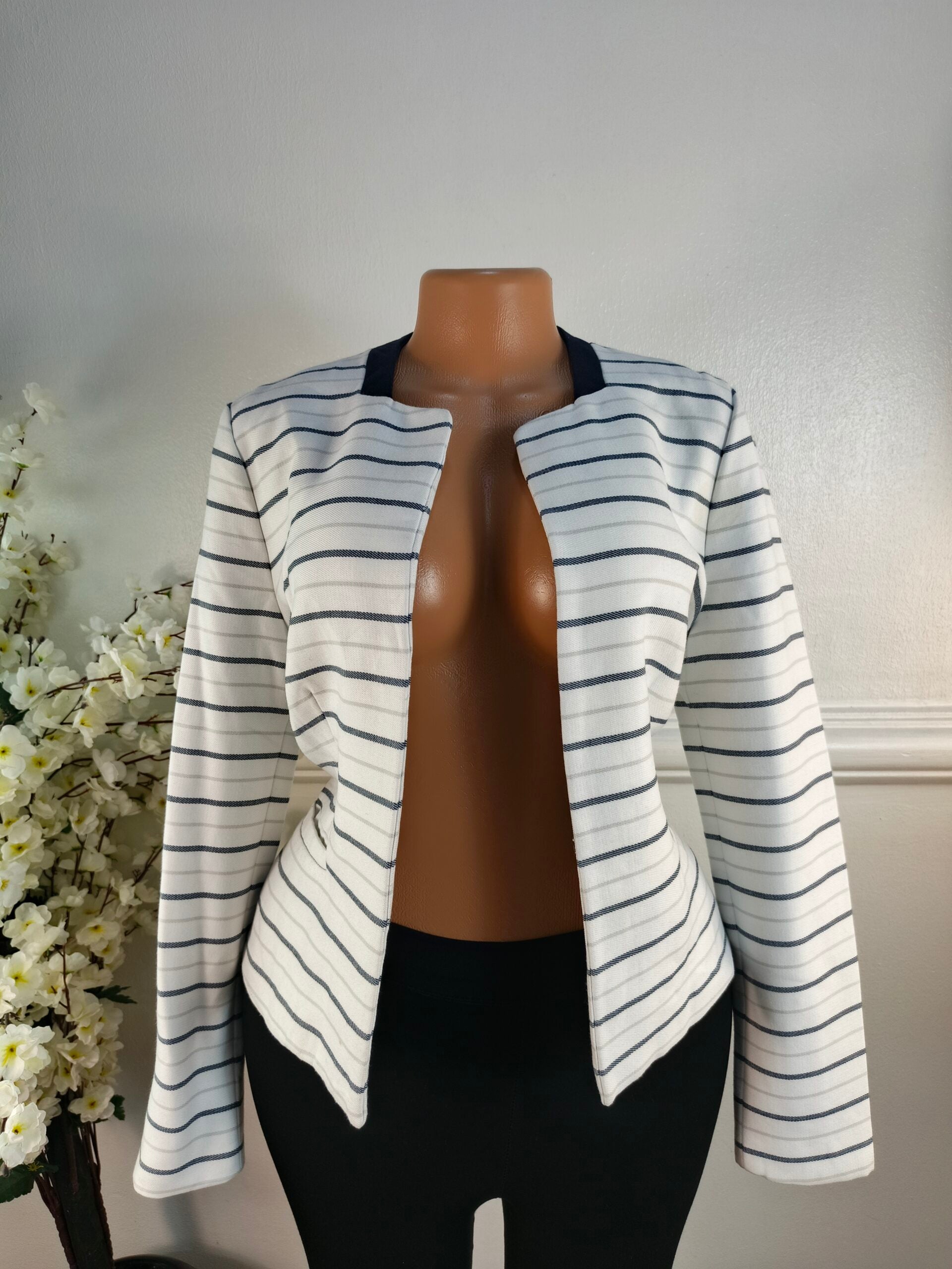 MANGO SUITE COLLECTION UK SIZE 12 [LENGHT 23 INCHES] image 0