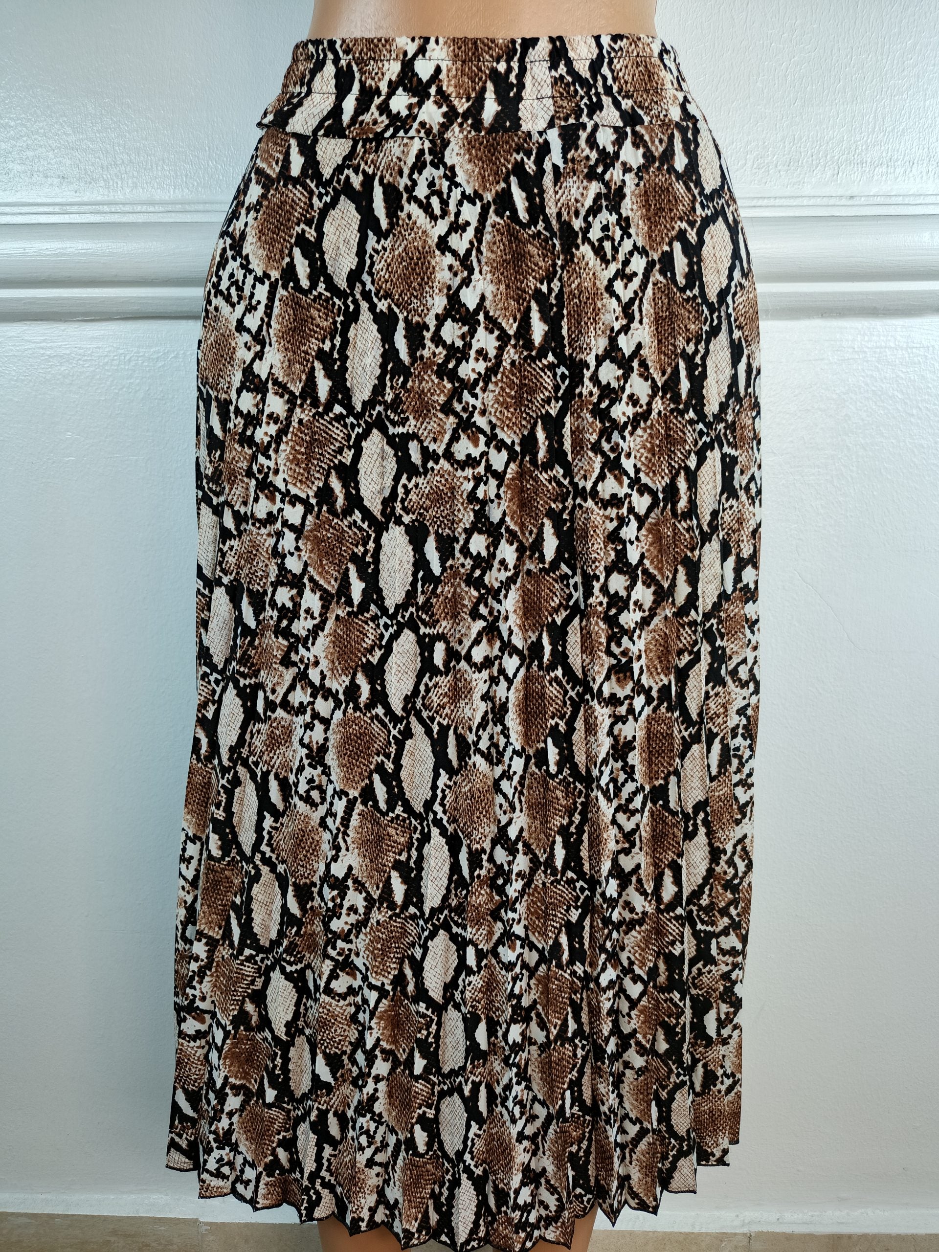 QED LONDON UK 8, L-33 INCHES image 0