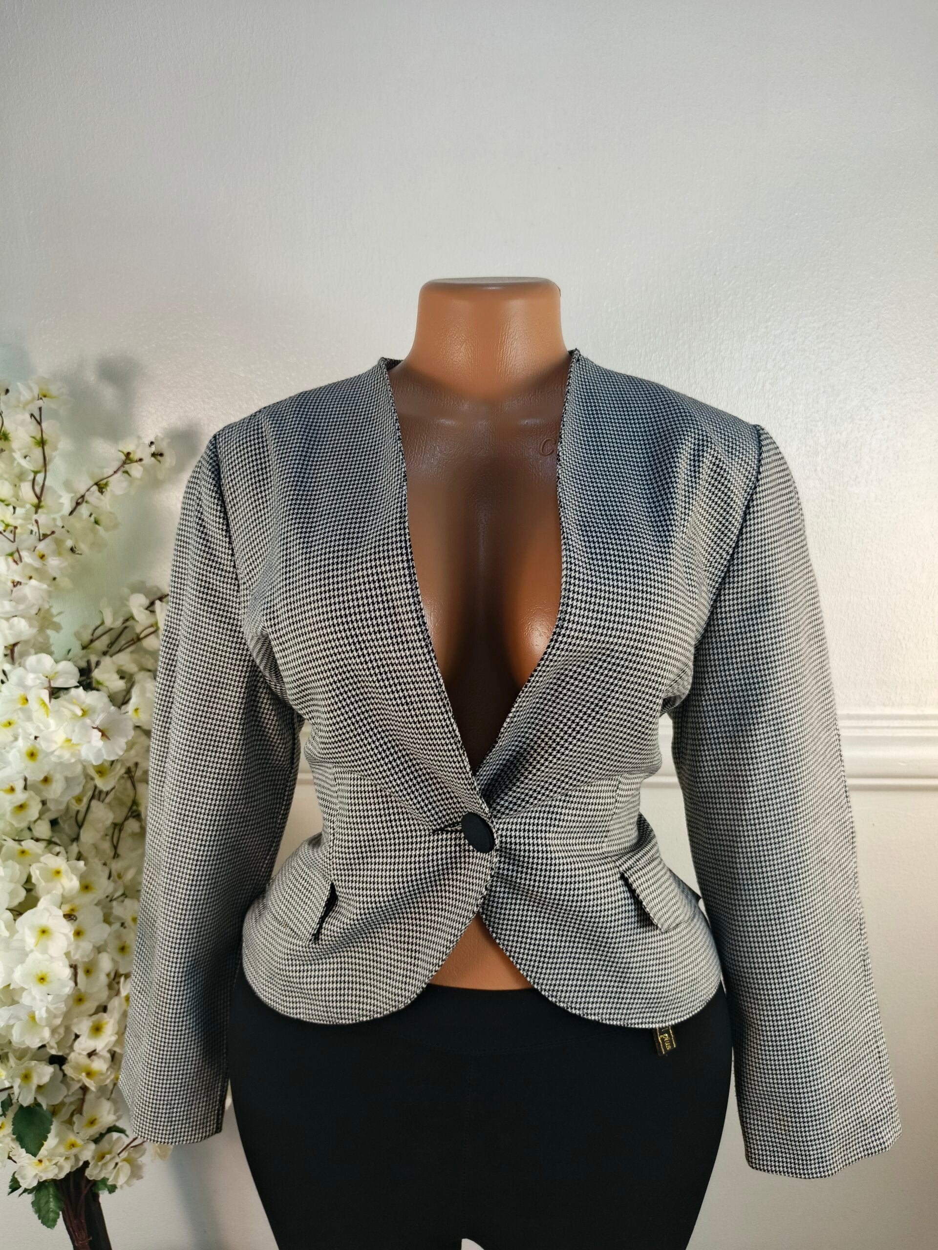 BLAZER UK SIZE 10 [LENGHT 22 INCHES, CHECKERS] image 0