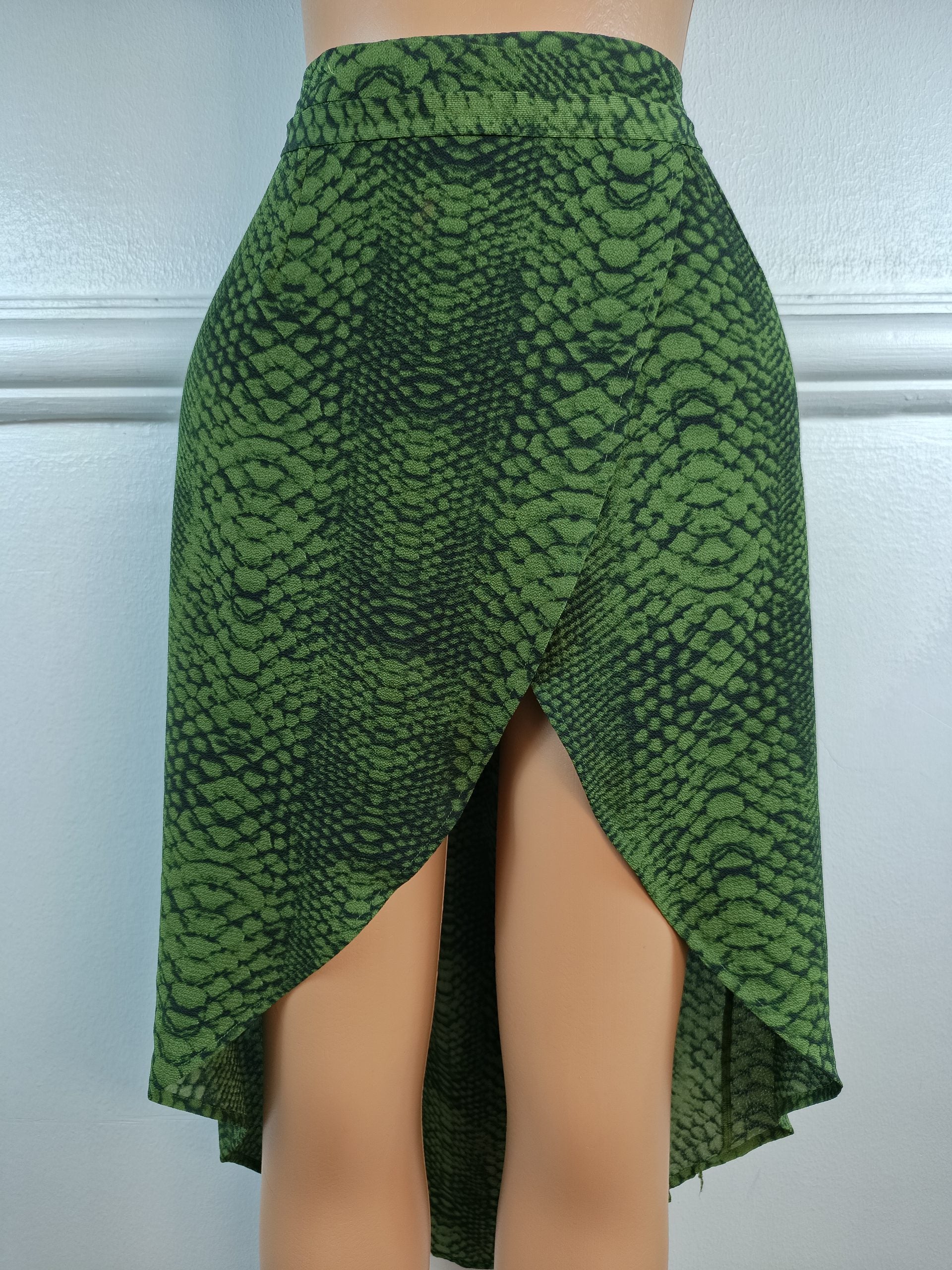 ISAW IT FIRST UK 10, L-27 INCHES image 0