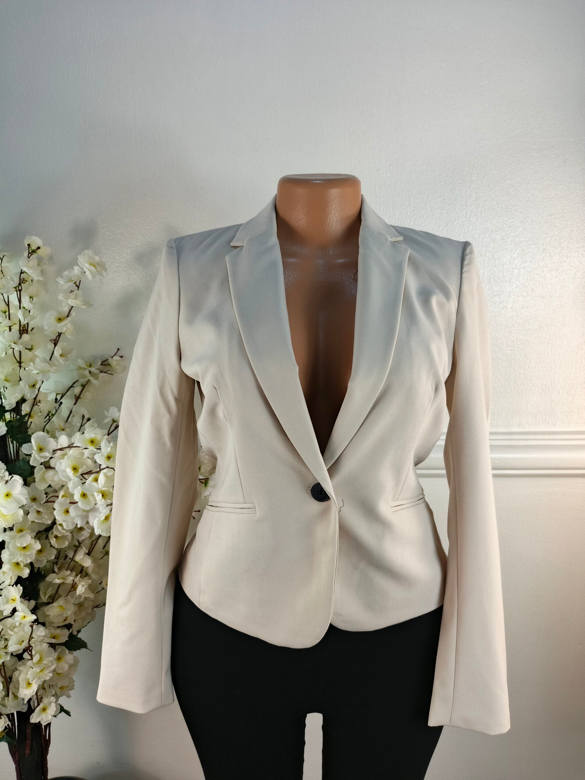 H&amp;M UK SIZE 6 [LENGTH 23 INCHES, CREAM] image 0