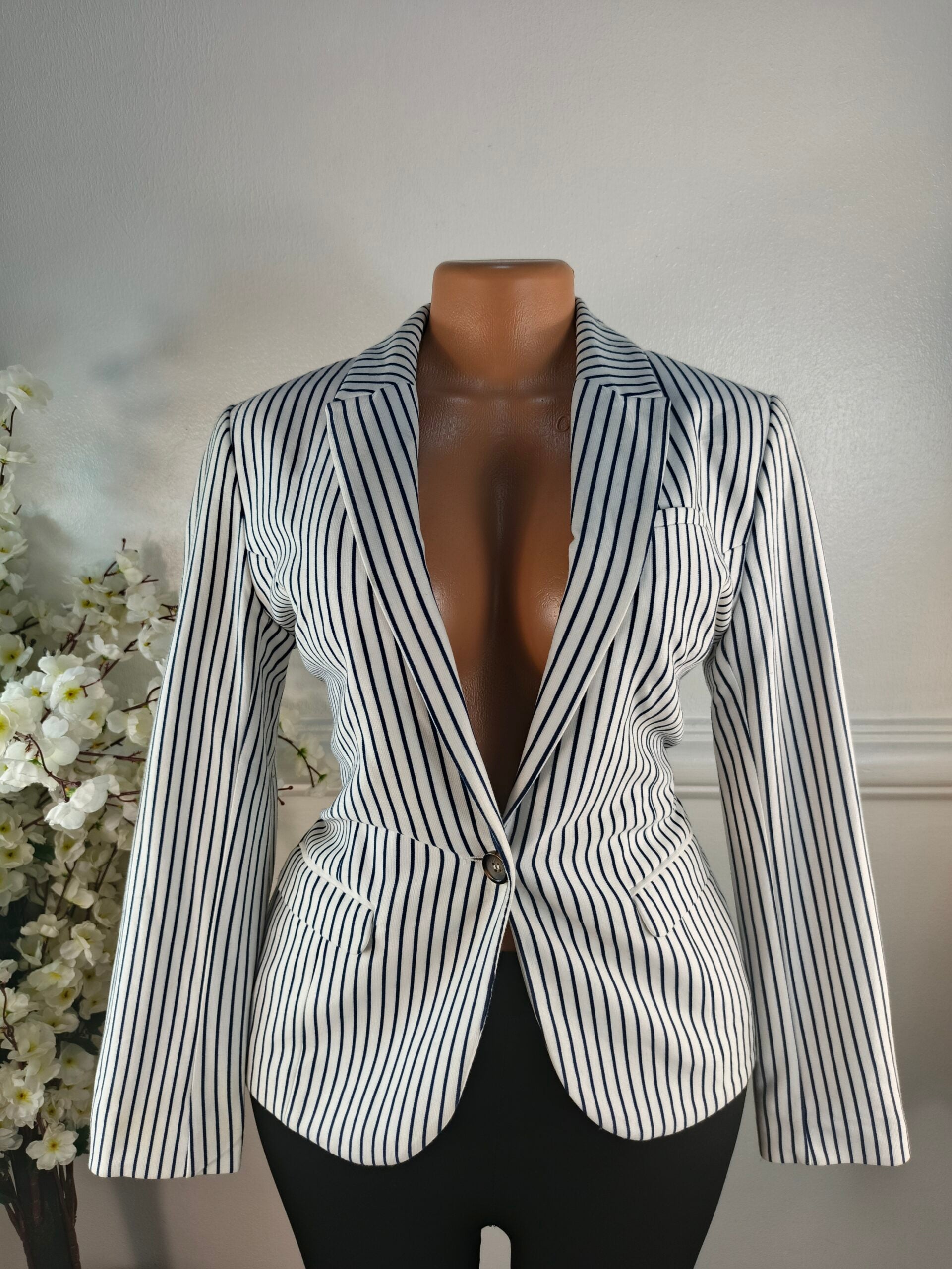 H&amp;M UK SIZE 10 [LENGHT 25 INCHES, WHITE] image 0