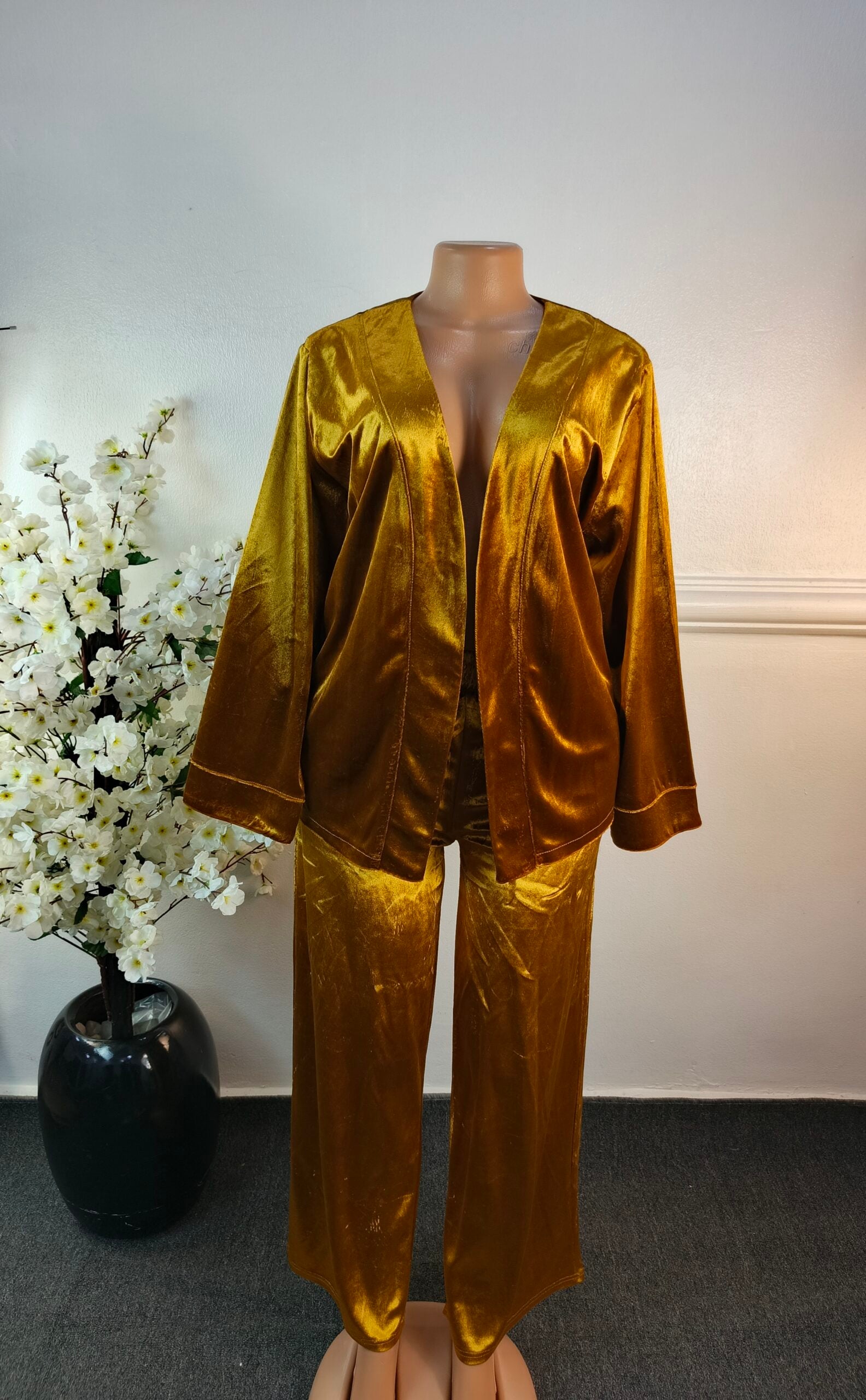 NEW LOOK UK SIZE 16 [LENGTH 28 INCHES,TWO PIECE YELLOW] image 0