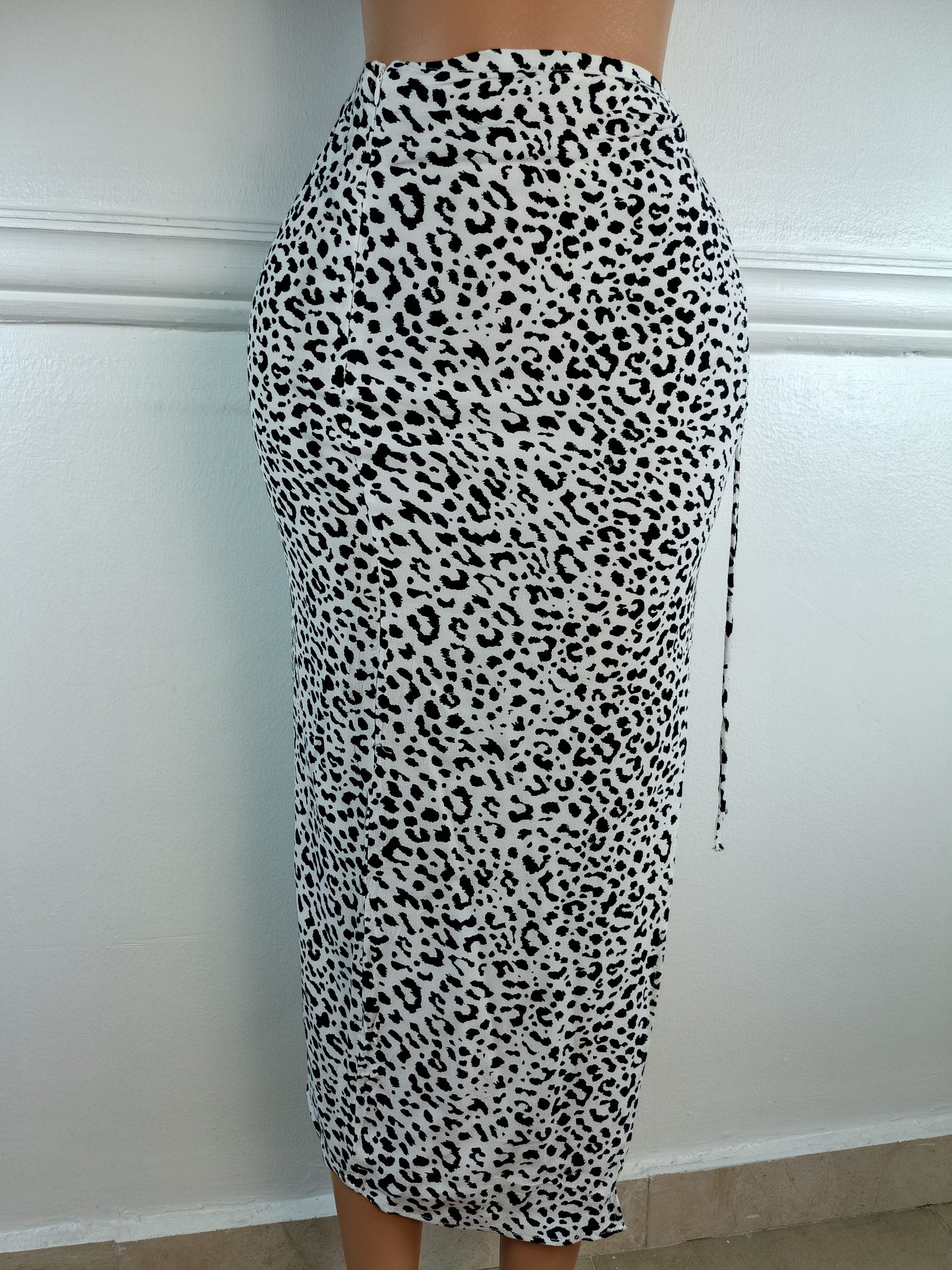 BERSHKA UK 8, L-35 INCHES image 0