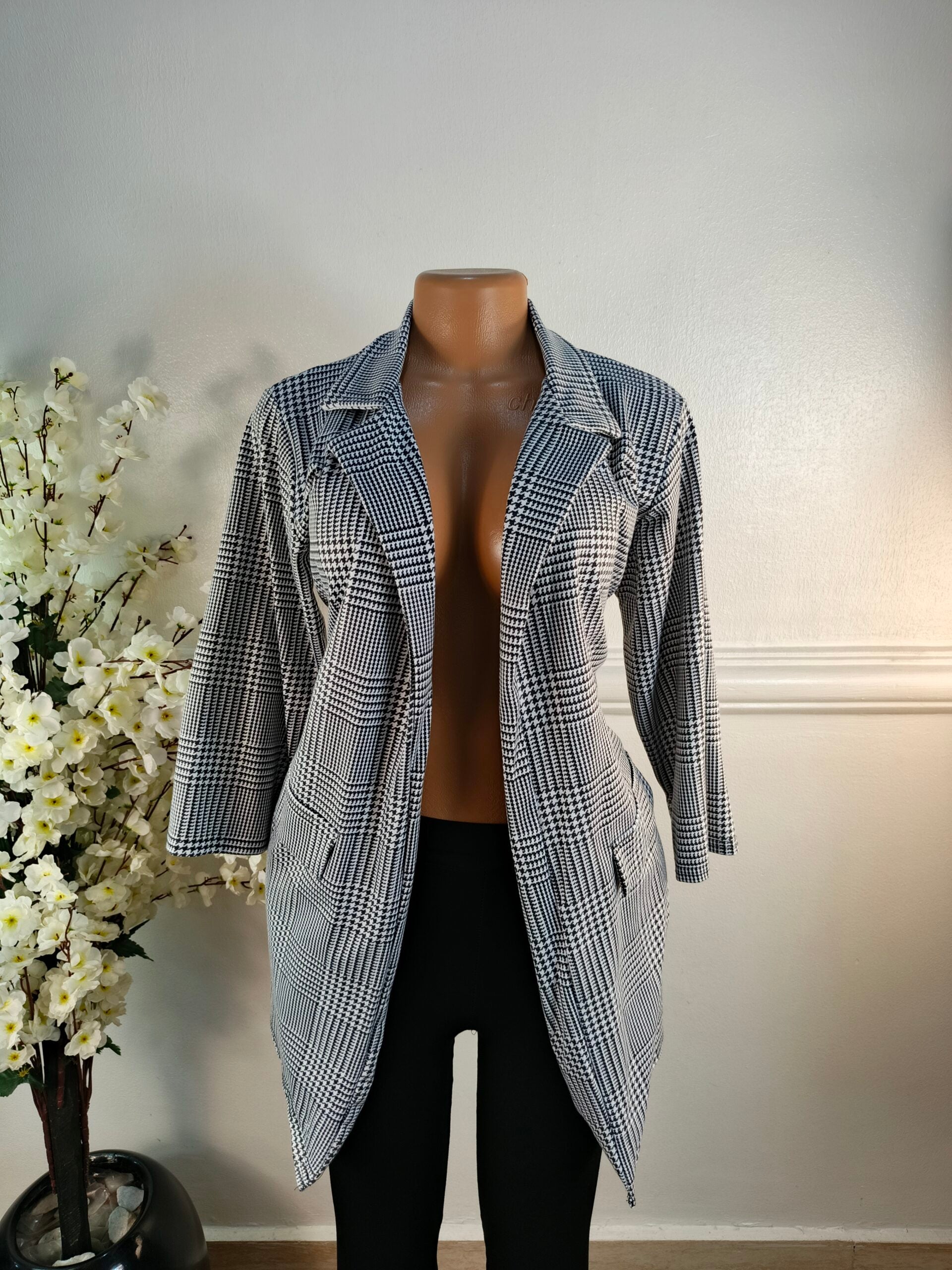 SARA FASHION UK SIZE 14 [BLACK &amp; WHITE, L32 INCHES] image 0