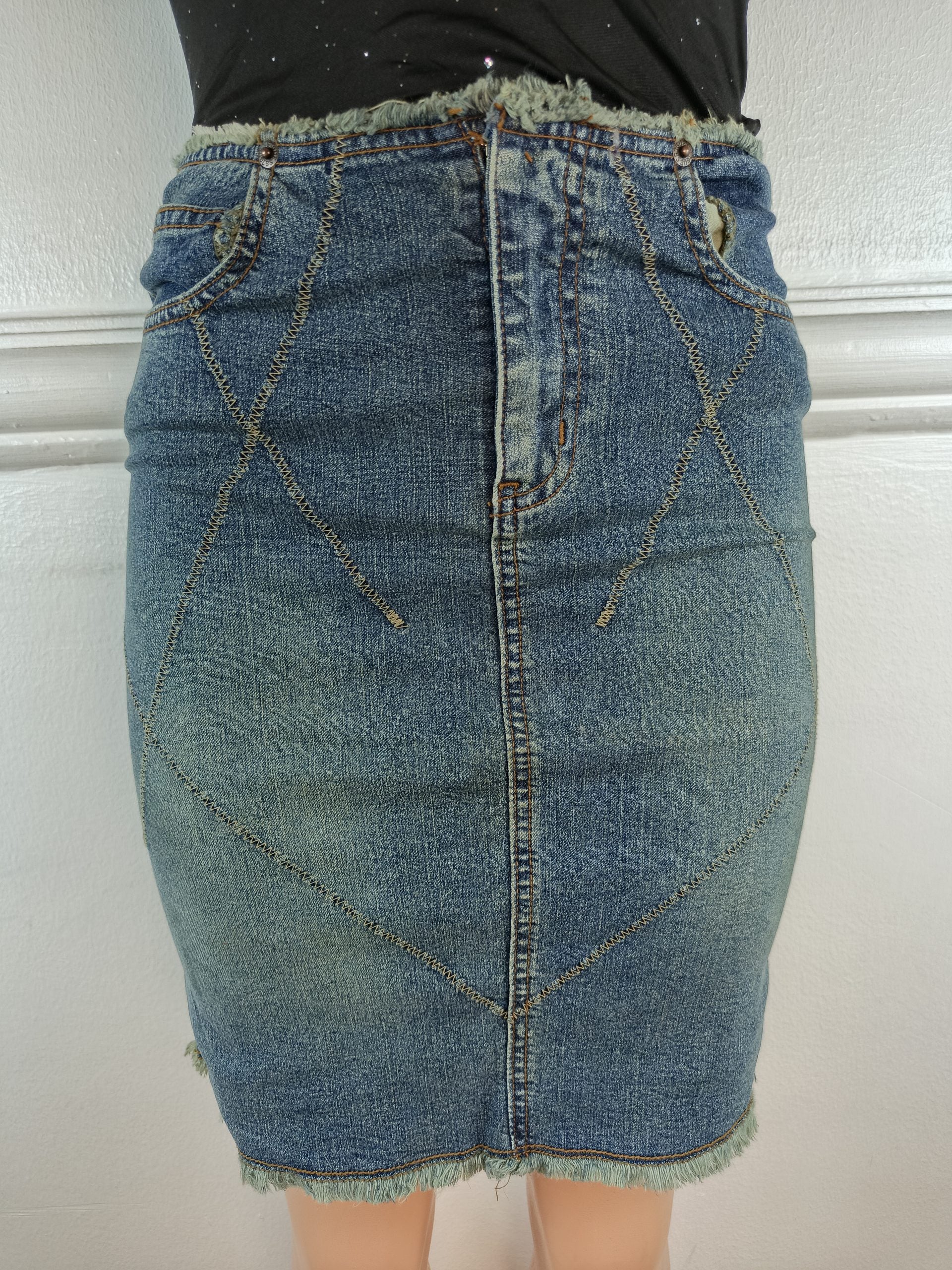 GUESS UK 6, L-20 INCHES image 0