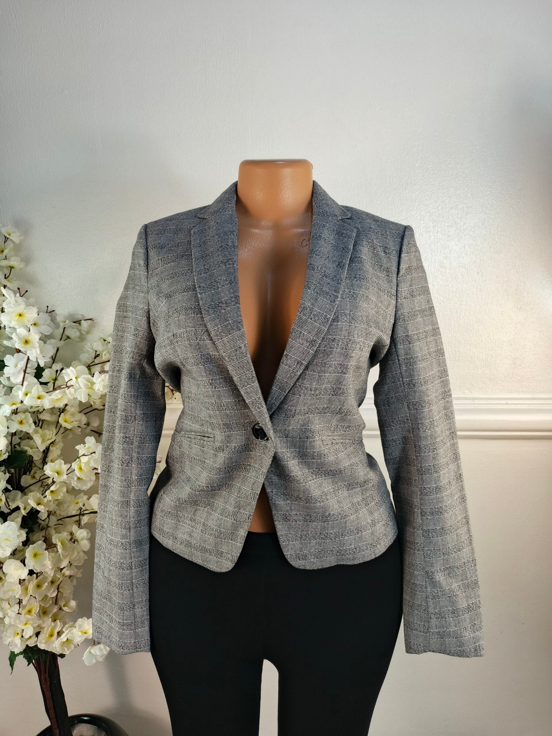H&amp;M UK SIZE 6 [LENGHT 23 INCHES] image 0