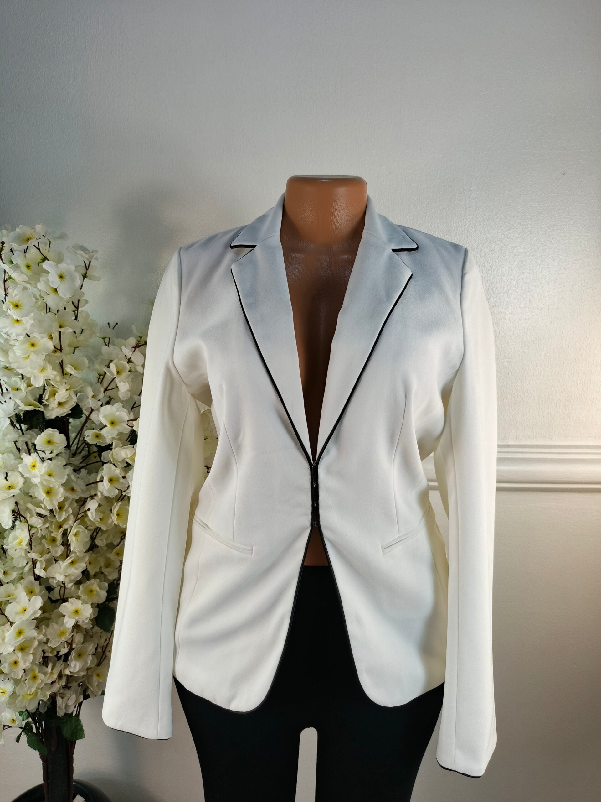 BLAZER UK SIZE 10 [LENGTH 26 INCHES, WHITE] image 0