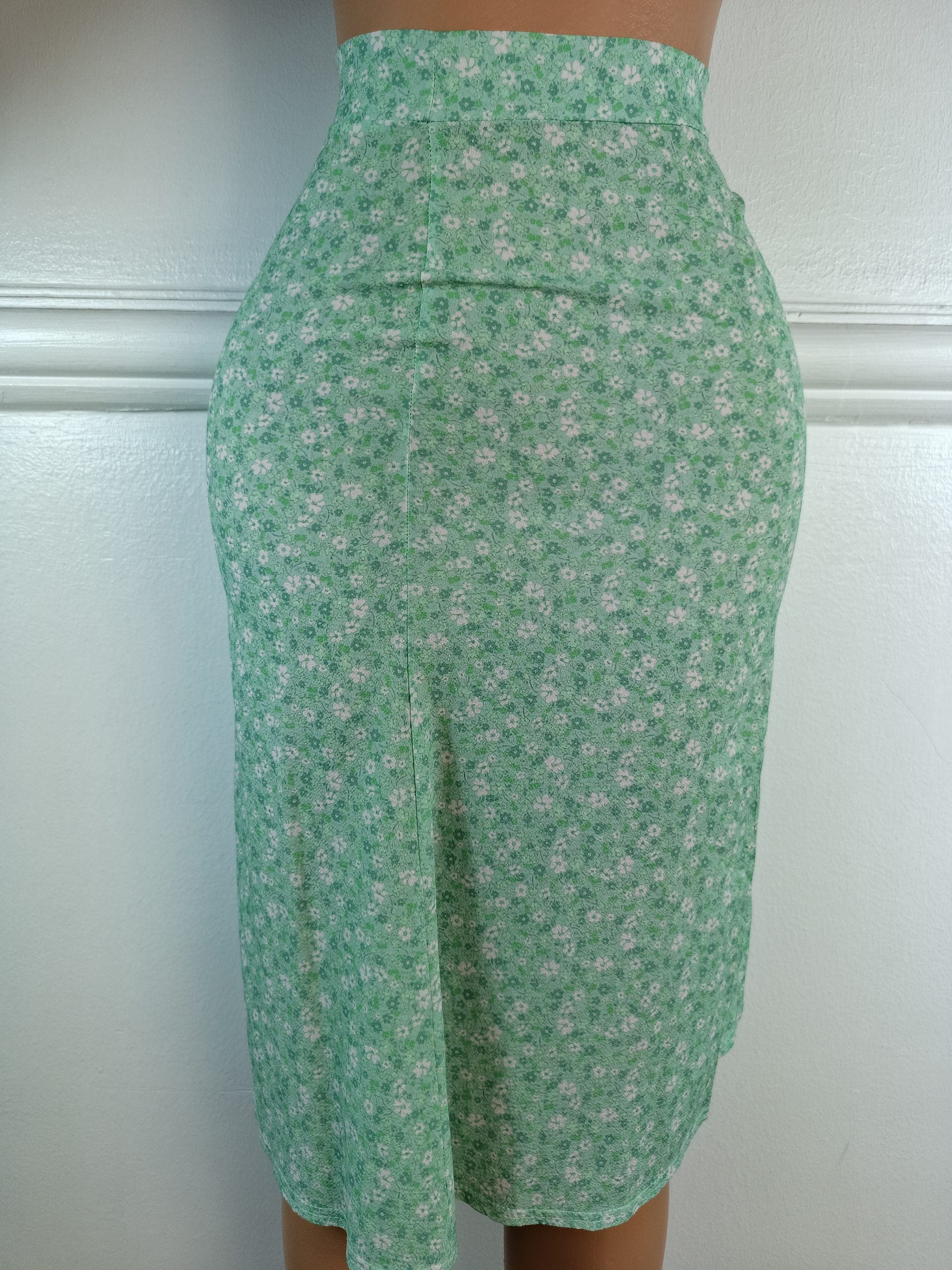 PRETTY LITTLE THING UK 6, L-29 INCHES image 0
