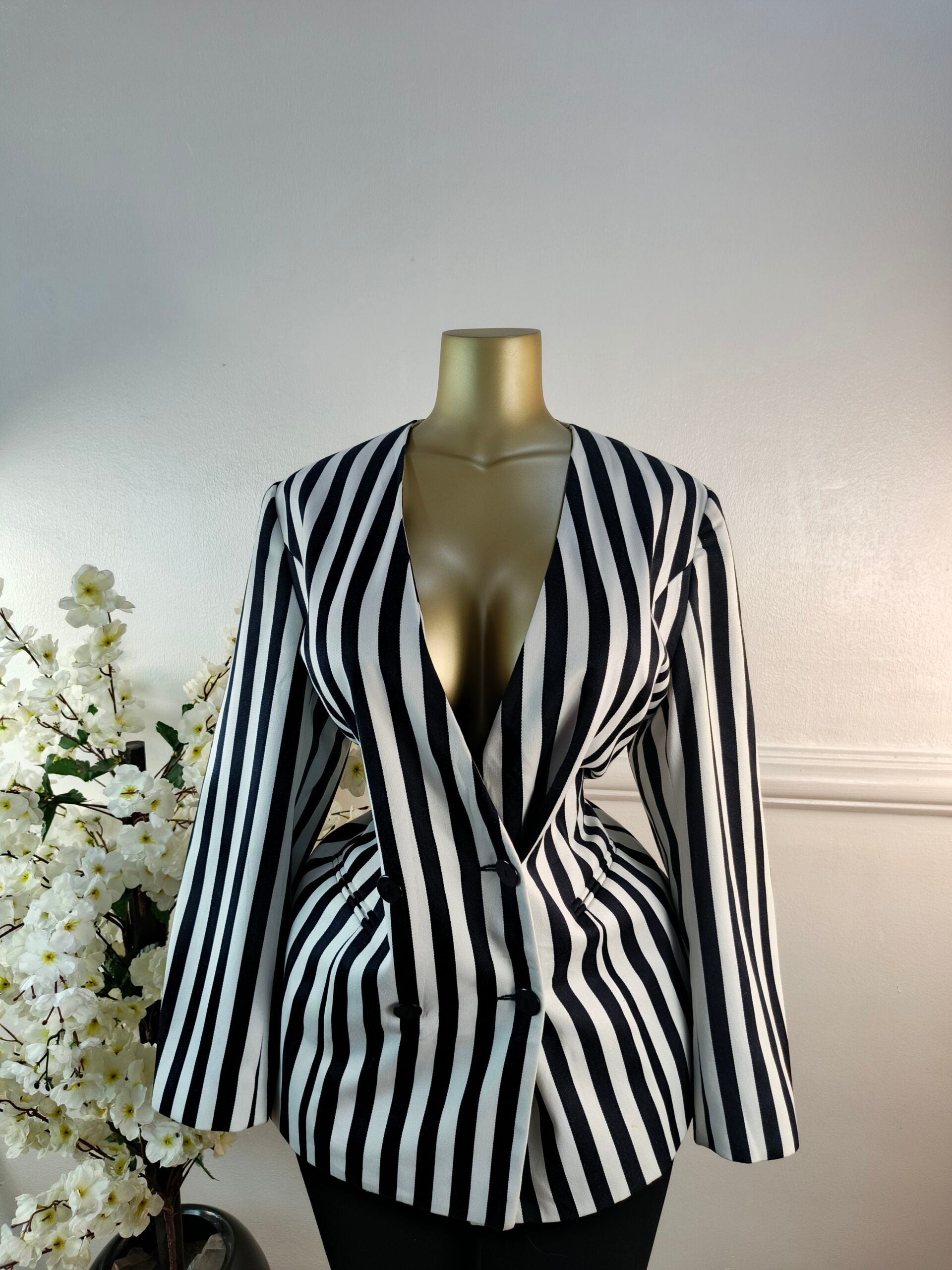 BLAZER UK SIZE 14 [LENGTH 30 INCHES, BLACK &amp; WHITE] image 0