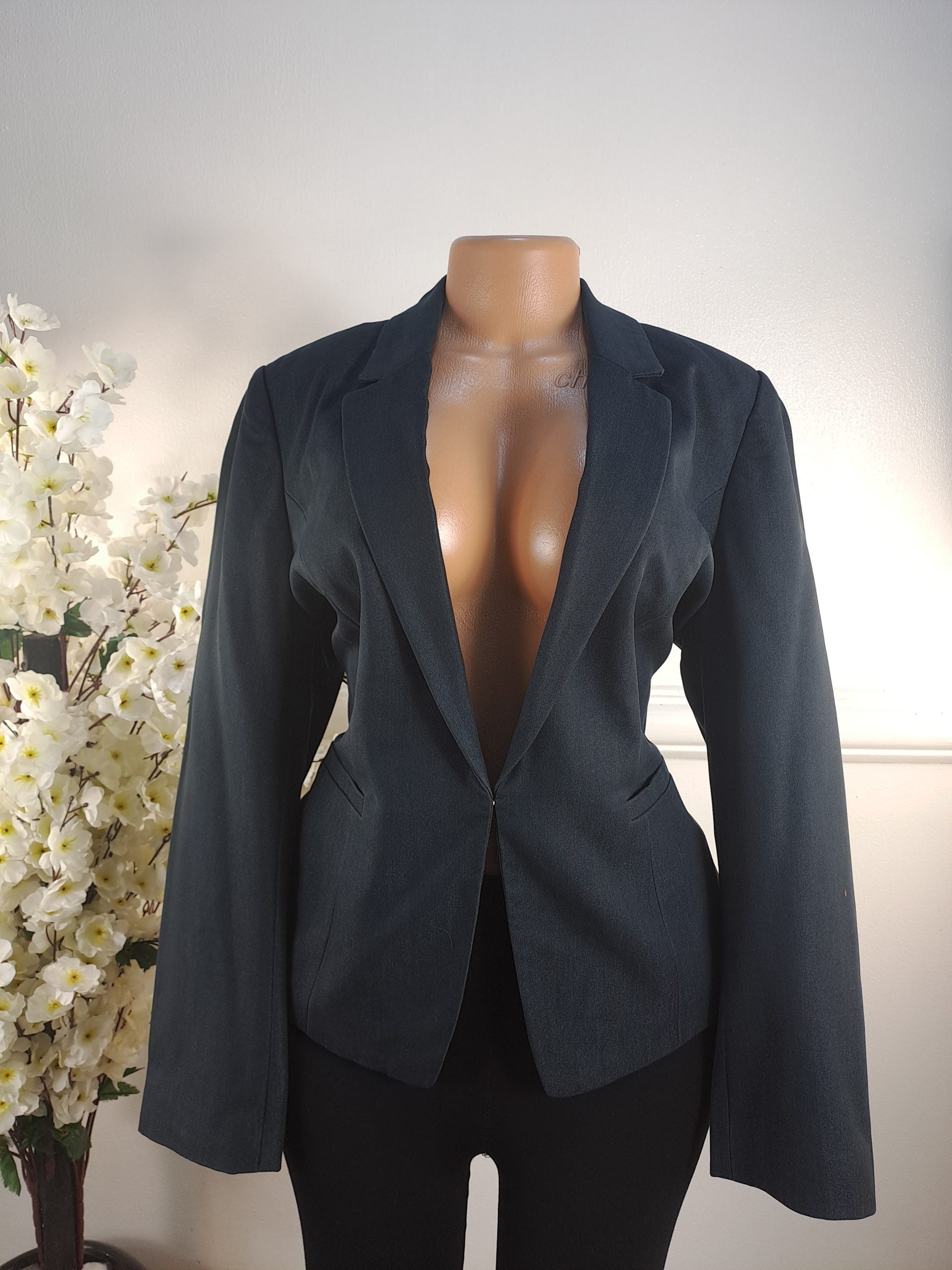 PRETTYLITTLETHING UK SIZE 16 [LENGHT 28 INCHES] image 0