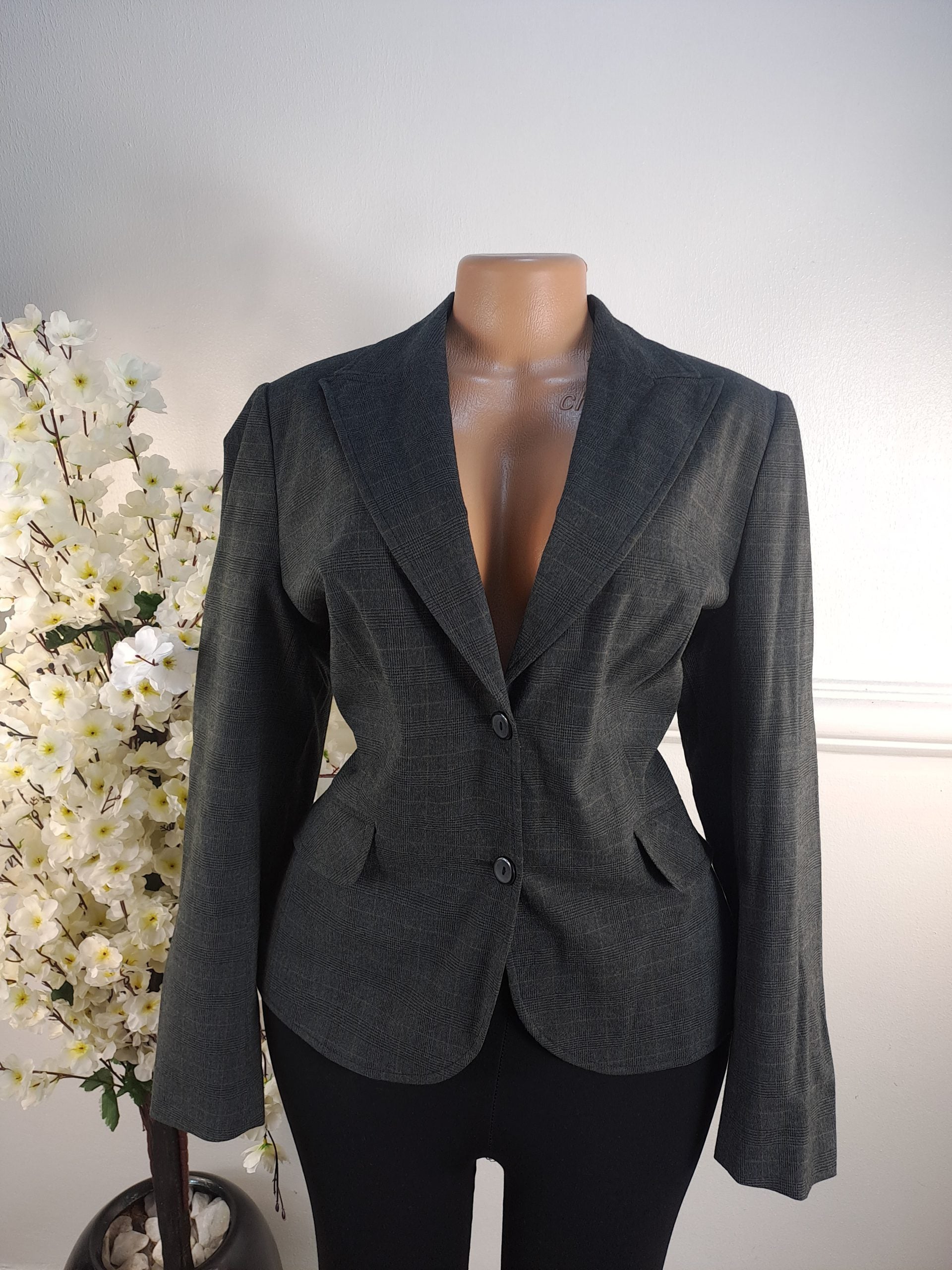 YESSICA UK SIZE 14 {LENGHT 25 INCHES} image 0