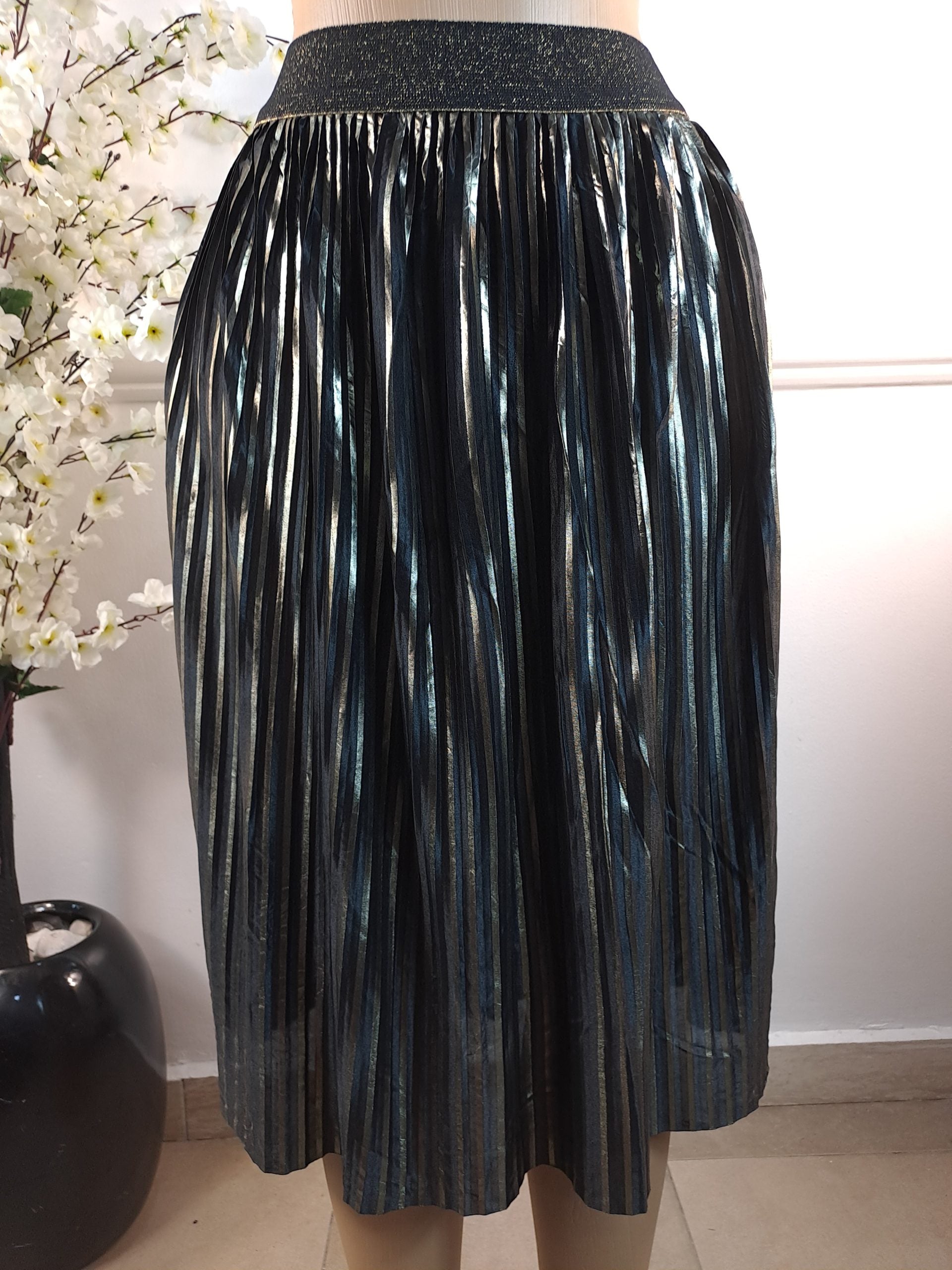 SKIRT UK 8, L-29 INCHES image 0